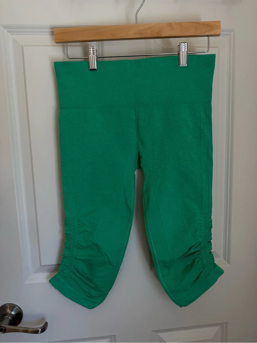EUC Lululemon Green Cropped Leggings with Side Ruche